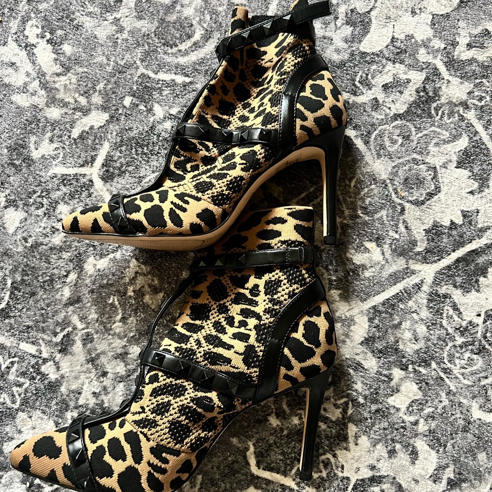 Jessica Simpson Black and Tan Leopard Print Heels